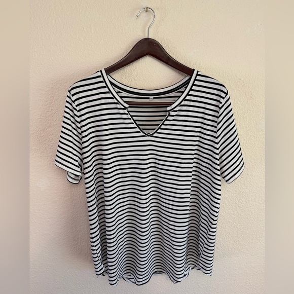 Tops - Black & White Striped V-Neck Tee – Size 2XL